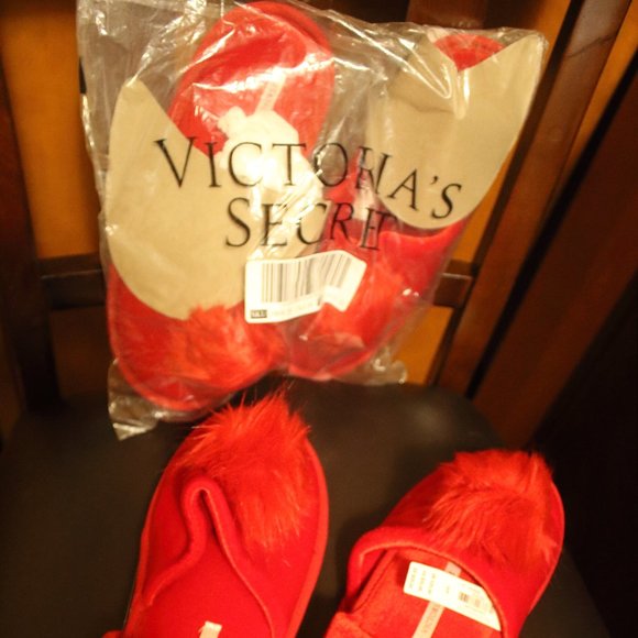 HP 10/26/20 NWT VS RED POM SLIPPERS ( 2 S/P, & 1M)